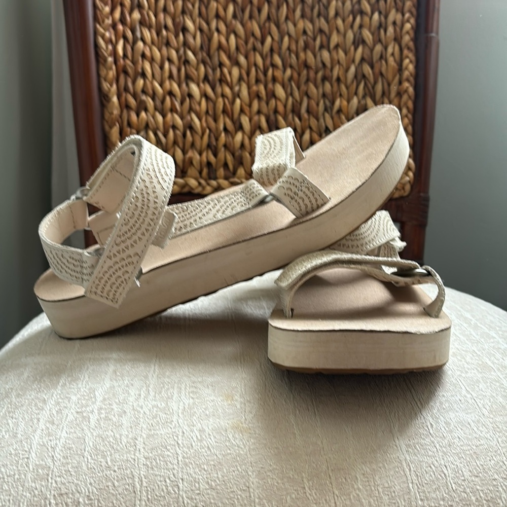 Teva Universal Women’s Midform Geometric sandal cream